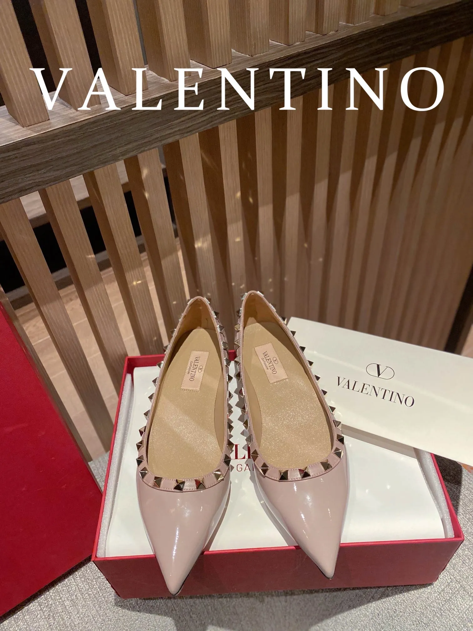 👟👟Ex-factory price 520👟👟 Women's shoes, women's clothing 𝙑𝙖𝙡𝙚𝙣𝙩𝙞𝙣𝙤/Valentino𝙑𝙏 🎁Latest colors😍ʚ😊ɞ has been an Italian national treasure brand since the 1960s. Timeless and deeply rooted in people's hearts❤ Never out of date. One of the must-have items 〰 ɪɴѓᴏʀᴍᴀᴛɪᴏɴ 〰♡ There are many colors for you to choose from💝Original molded electric rivets (non-oxidized) High-end customized imported cowhide➠Mirror patent leather❗️Details in place🆚Exclusive color card💯Comfortable sheepskin lining✅Imported Italian leather outsole🇮🇹 Code number: 35-39 (34.40.41.42) additionally customized♡♡